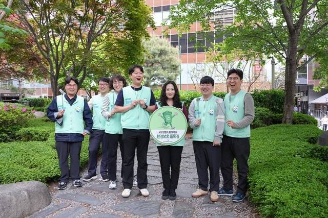 교보생명 직원들이 지난 26일 서울 종로구 일대에서 플로깅 봉사활동을 하고 있다. /교보생명
