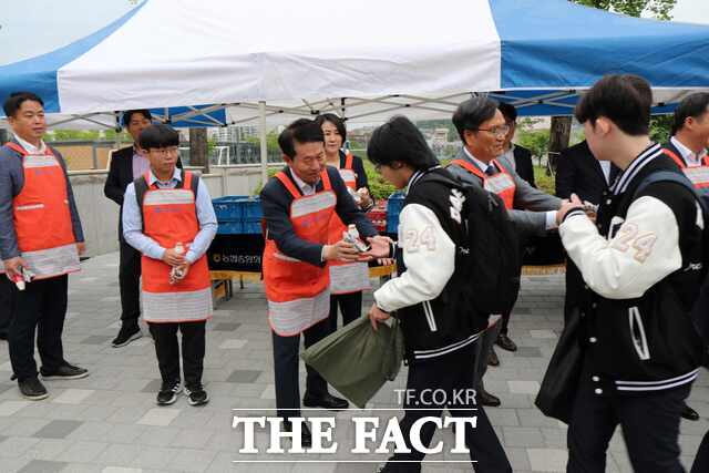 일29일 농협 대전본부가 ㈔우리농업지키기운동본부와 함께 대신중고등학교에서 쌀 소비촉진 및 청소년 건강증진을 위한 아침밥 먹기 캠페인을 전개하고 있다. /대전농협