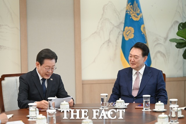 이 대표는 이날 화담에 앞서 모두발언에서 15분가량 A4용지 10장에 달하는 원고를 읽으며 각종 현안을 다뤘다. /대통령실