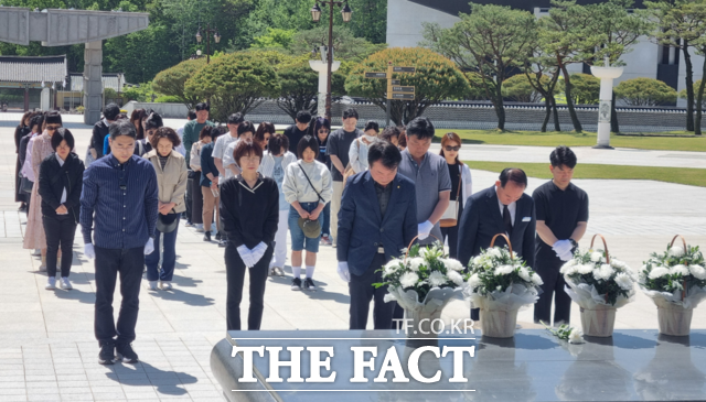 호남·제주권 역사교육 공동 직무연수에 참여한 광주·전남·전북·제주 지역 연수생들이 국립 5·18민주묘지에서 참배하고 있다./광주교육연수원