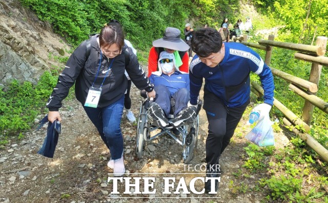 아름다운 산행은 장애인과 비장애인이 함께하고 이 행사를 통해 수평적인 사회의 일원으로서 친환경적이고 훈훈한 인정이 깃든 활동에 참여 할 수 있는 기회를 제공함을 목적으로 한다. / 사)대한산악구조협회