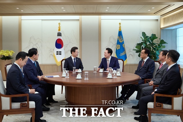 윤석열 대통령과 이재명 더불어민주당 대표가 회담을 하고 있다. 이날 첫 회담은 윤 대통령 취임 720일 만이다. /대통령실