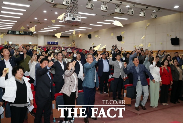 30일 구청 대강당에서 주민자치회 위원 160명을 대상으로 역량강화 교육을 실시한 가운데, 정용래 유성구청장(왼쪽에서 네 번째)과 참석자들이 퍼포먼스를 하고 있다. / 대전 유성구