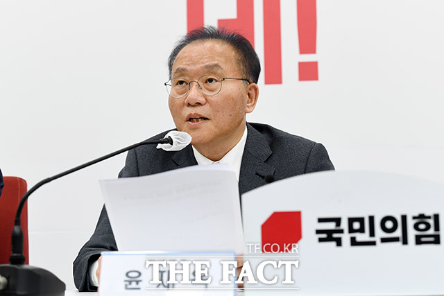 윤재옥 국민의힘 원내대표가 30일 국회에서 열린 원내대책회의를 마친 뒤 기자들과 만나 쟁점 법안을 처리하는 본회의 개최에 반대했다. /남용희 기자