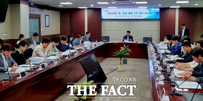 화성시 관계자들이 지난 29일 시청 상황실에서 국·도비 확보 전략을 논의하고 있다./화성시