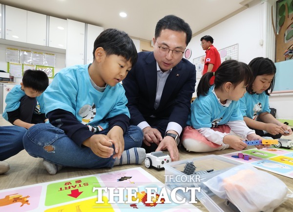 박희조 동구청장이 30일 신흥어린이집에서 진행된 과학새싹교실에 참석해 어린이들과 함께 수업을 듣고 있다. / 대전 동구