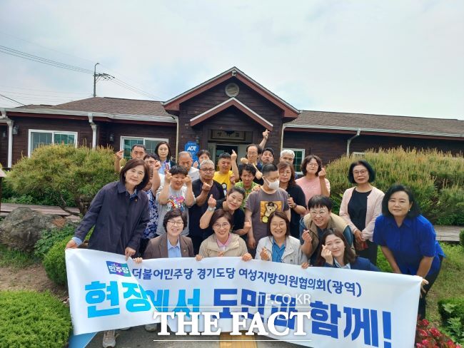 경기도의회 더불어민주당 여성의원협의회 회원들이 30일 남양주시 새롬의집에서 봉사활동을 한 뒤 기념촬영을 하고 있다./경기도의회