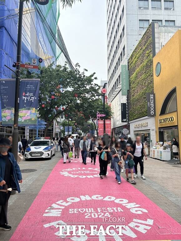 30일 오후 서울페스타 2024 명동 페스티벌이 열린 명동 주요 거리 바닥에는 붉은색 시트지가 부착돼 레드카펫 위를 걷는 듯한 느낌을 자아내고 있었다. /김해인 기자