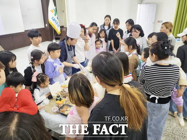 대전 대덕구(구청장 최충규)가 지난 4월 27일 구청 청렴관에서 대덕구 드림스타트 아동과 가족들이 모인 가운데 ‘나도 요리사’ 요리교실 프로그램을 진행하고 있다. / 대전 대덕구