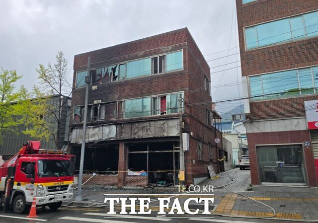 29일 대구 남구 대명동의 한 상가에서 불이 나 소방당국이 진화 중이다./대구중부소방서