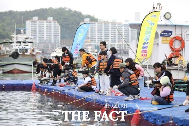 완도군은 지난해 1400명이 참여할 정도로 ‘완도 장보고 수산물 축제’의 최고 인기 프로그램이었던 ‘전통 대나무 바다낚시 체험’이 올해도 진행한다고 1일 밝혔다./완도군