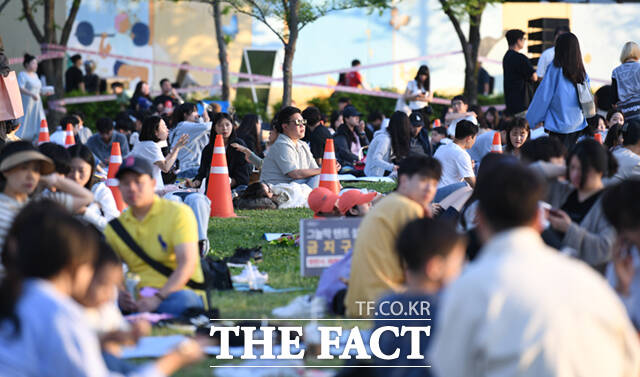 목요일인 2일은 아침 기온은 떨어지고 낮기온은 평년 이상으로 큰 일교차를 보이겠다./이새롬 기자