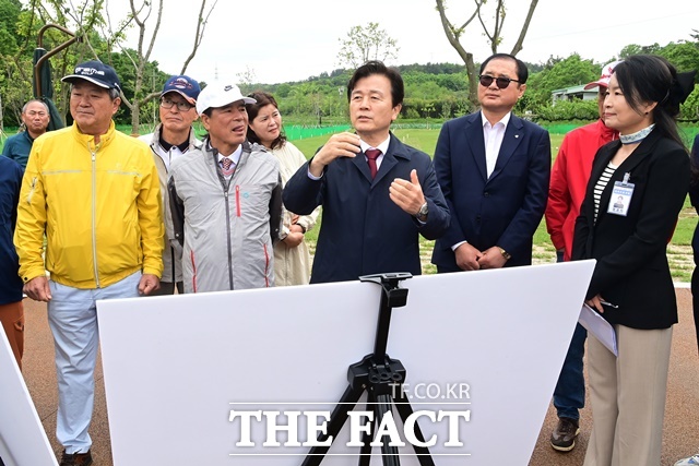 조규일 시장(가운데)이 정촌면 죽봉 파크골프장, 내동면 유수 파크골프장 조성공사가 완료됨에 따라 현장을 방문했다./진주시