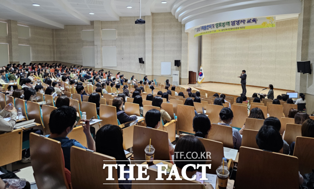 학교와 산하기관 등 기록물 관리 및 정보공개 담당자 600여 명이 지난달 30일 광주교육시민협치진흥원 대강당에서 ‘2024년 기록물관리 및 정보 공개 담당자 교육’에 참여해 강의를 듣 있다./ 광주시교육청