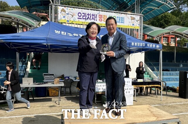 1일 홍대선 병천초 운영위원장(오른쪽)이 학교발전에 기여한 공로로 병천초 김영의 교장으로부터 감사패를 받고 있다. /병천초