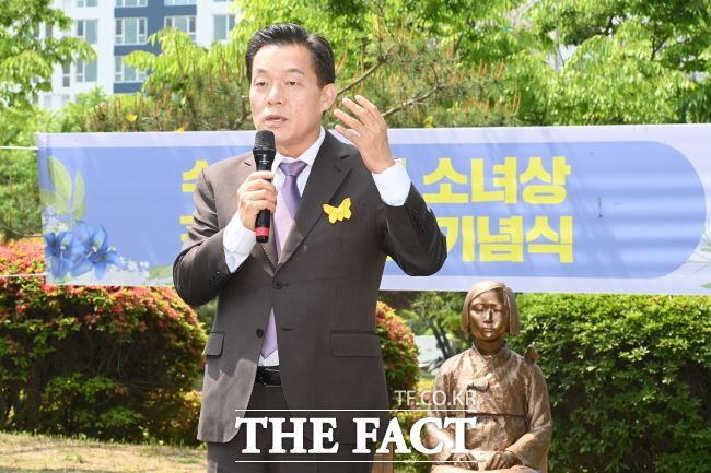 이재준 수원시장이 1일 올림픽공원에서 열린 평화의 소녀상 건립 10주년 기념식에서 축사를 하고 있다./수원시