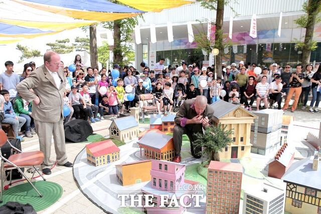 한국도자재단은 오는 17일까지 2024 경기도자비엔날레 ‘찾아가는 비엔날레-느슨한 연대’에 참여할 경기도 내 문 화예술 관련 거점시설과 프로그램을 공개 모집한다고 밝혔다./한국도자재단