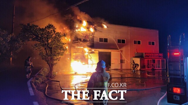 4월 30일 청도군의 한 공장에서 불이 나 소방대원들이 진화 중이다. /경북소방본부