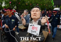 '2024 세계노동절 대회'에 등장한 윤석열 대통령 인형 [포토]