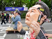  행진 행렬에 등장한 윤석열 대통령 인형 [포토]