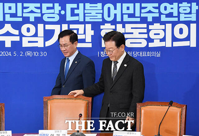 회의 참석하는 이재명 대표와 윤영덕 공동대표(왼쪽).