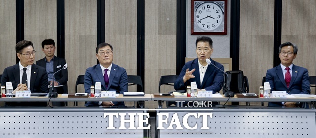 신성범 국회의원 당선인(오른쪽 두번째)이 김윤철 합천군수(오른쪽 세번째) 등 50여명이 참석한 가운데 정책간담회를 갖고 있다./합천군