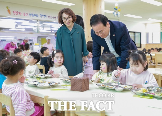 서거석 전북교육감이 2일 전주늘품유치원, 전주문정유치원, 완주삼봉유치원 3곳을 잇따라 방문했다. 서 교육감은 이날 유치원 시설 개선 사항을 점검하는 한편 교직원·학부모 간담회 자리를 갖고 현안을 청취했다./전북교육청