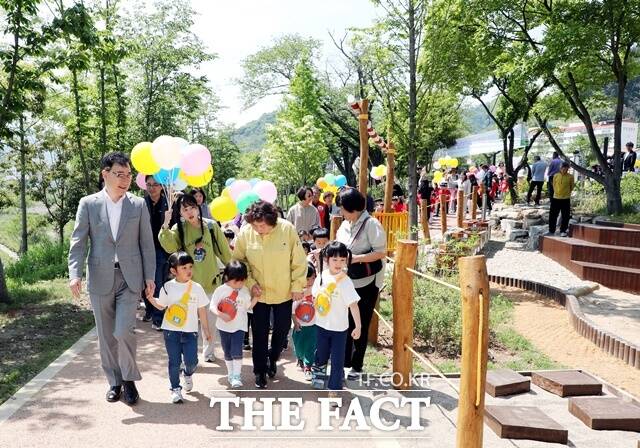 하승철 하동군수가 어린이정원 개장식 후 아이들과 함게 뜻깊은 날을 함께했다./하동군