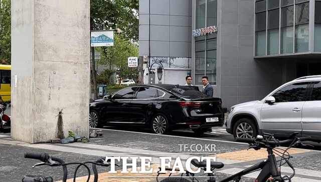 1일 오전 김오성 중구의장이 중구 남산역에서 대기하고 있는 중구의회 관용차에 타고 있다. / 대구 = 박성원 기자