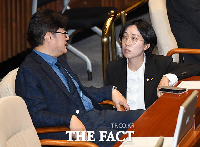 대화하는 홍익표 더불어민주당 원내대표(왼쪽)와 장혜영 녹색정의당 의원.