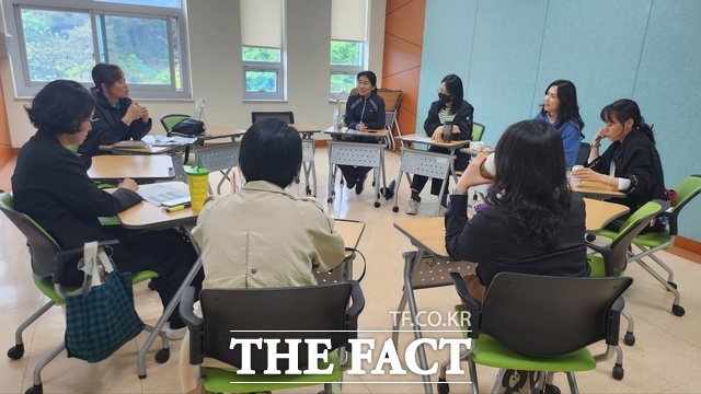 ‘동학년 수업살이’ 프로젝트에 참여한 교사들이 보다 나은 수업 활성화 방안을 논의하고 있다./ 광주시교육청