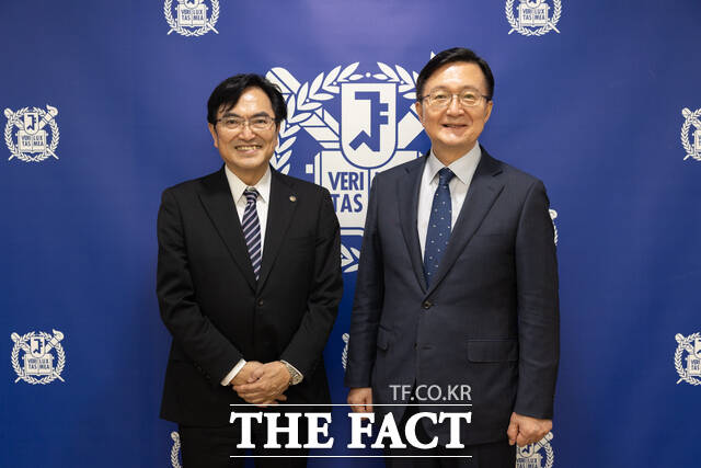 유홍림 서울대학교 총장(오른쪽)이 지난 1일 서울대 관악캠퍼스 행정관에서 니시하라 렌타 일본 릿쿄대 총장을 만나 기념 촬영하는 모습./서울대 제공