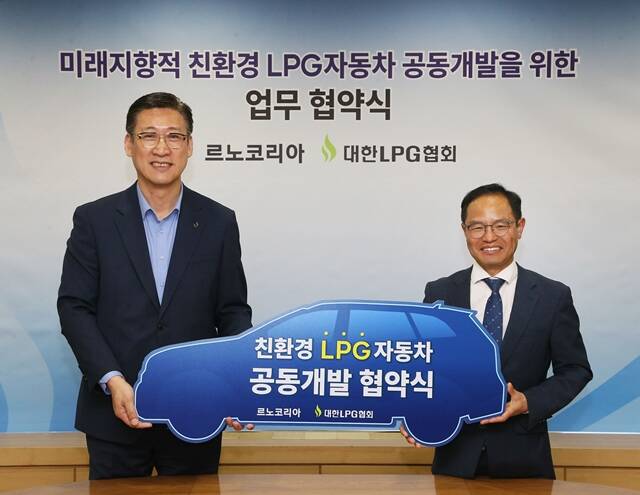 최성규 르노코리아 연구소장(왼쪽)과 이호중 대한LPG협회장이 차세대 친환경 LPG 차량 공동개발 업무협약을 체결하고 있다. /르노코리아