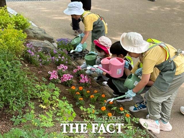 서울시가 가정의 달을 맞아 유아숲체험원 7곳에 어린이의 상상력을 바탕으로 정원작가가 만들어낸 동행가든을 조성했다. /서울시