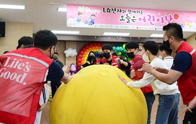 LG전자 임직원들이 지난 2일 서울 강동구 암사재활원에서 열린 오늘은 어린이날 행사에서 장애 아동·청소년들과 함께 작은 운동회에 참여하고 있다. /LG전자