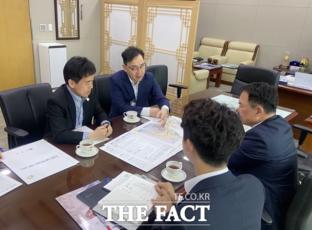 하승철 하동군수가 백원국 국토교통부 차관을 만나 주요현안사업에 대해 설명하고 정부지원을 요청했다./하동군