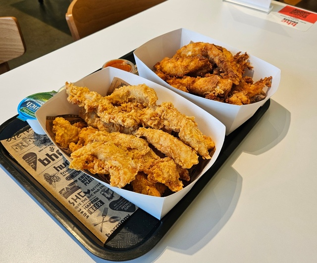 bhc 미국 1호점에서 판매하는 메뉴 중 선호도가 가장 높은 닭 가슴살 메뉴 핫후라이드 텐더와 골드킹 텐더 /bhc