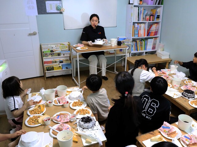 지난 2일 서울시 강서구 발음지역아동센터에서 CJ프레시웨이 키즈 전문 셰프가 어린이들과 케이크 만들기 쿠킹클래스를 진행하고 있다. /CJ프레시웨이