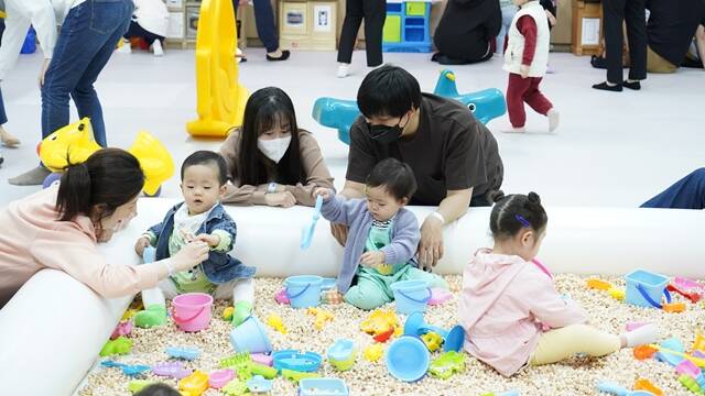 삼성전기 어린이날 초청 행사에 참석한 임직원들이 가족과 시간을 보내고 있다. /삼성전기