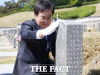  5·18 민주묘지 찾은 김동연 
