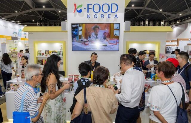 지난 23일부터 26일 싱가포르에서 열린 식품박람회를 찾은 방문객들이 통합한국관 시식행사 현장에서 진행자 설명을 듣고 있다. /한국농수산식품유통공사