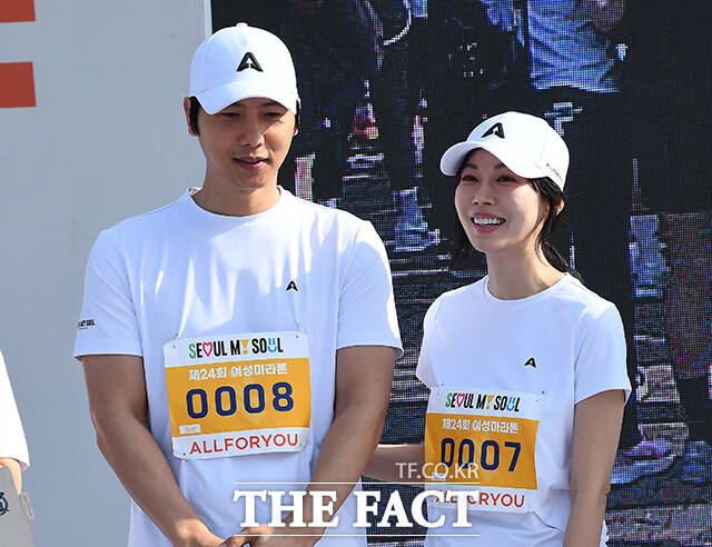 배우 이상우와 김소연이 4일 오전 서울 마포구 월드컵공원에서 열린 제24회 여성마라톤대회에 참석하고 있다.