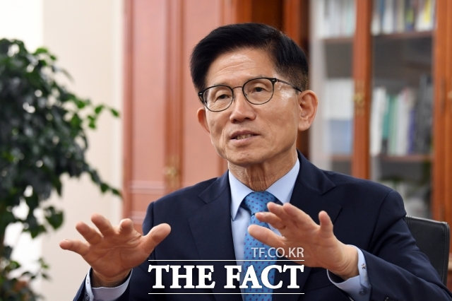김문수 경제사회노동위원회 위원장은 앞으로도 88%의 소외된 노동자들의 처우 개선 문제에 힘쓰겠다고 밝혔다. /임영무 기자