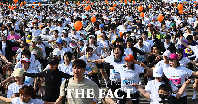 제24회 여성마라톤대회가 열린 4일 오전 서울 마포구 월드컵공원에서 참가자들이 준비운동을 하고 있다.