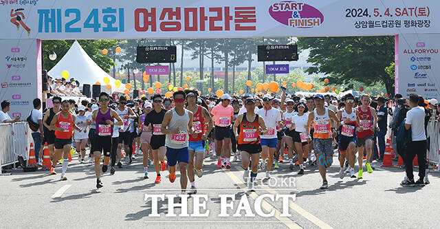 제24회 여성마라톤대회가 열린 4일 오전 서울 마포구 월드컵공원에서 참가자들이 힘차게 출발하고 있다. /이동률 기자