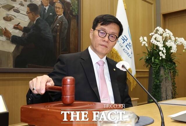 지난달 12일 서울 중구 한국은행에서 열린 금융통화위원회에서 이창용 한국은행 총재가 의사봉을 두드리고 있다. /사진공동취재단
