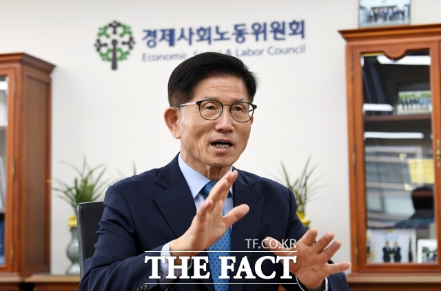 김문수 경제사회노동위원회 위원장이 3일 오후 서울 종로구 경제사회노동위원회에서 <더팩트>와 인터뷰를 가졌다. 김 위원장은 윤석열 정부 노동개혁이 법치주의 확립에 성공했다고 평가했다. /임영무 기자