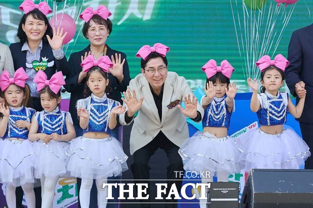 ‘2024년 아산시 어린이 한마당 큰잔치’가 4일 신정호 아트밸리에서 열린 가운데 박경귀 시장이 어린이들과 기념촬영을 하고 있다. /아산시