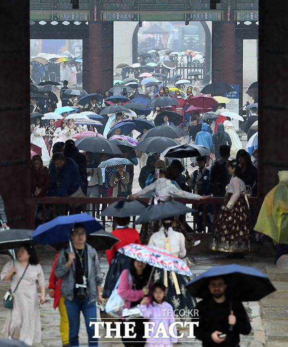 전국적으로 비가 내리는 5일 오전 서울 종로구 경복궁을 찾은 관광객들이 우산을 쓰고 관람을 하고 있다. /이동률 기자