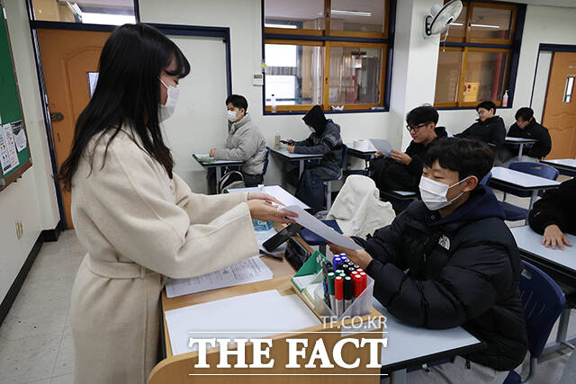 서울 주요 대학의 2026학년도 자율전공(무전공) 선발인원이 지난해와 비슷한 수준인 것으로 나타났다. 2024학년도 대학수학능력시험(수능) 성적표 배부일인 지난해 12월 8일 오전 서울 종로구 경복고등학교에서 3학년 학생들이 성적을 확인하고 있다. /사진공동취재단